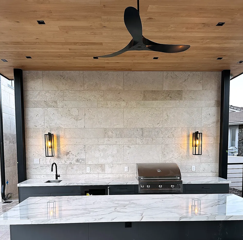 Outdoor kitchen: travertine wall and porcelain floor